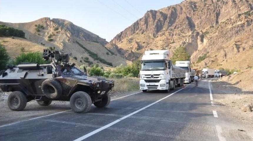 Tunceli-erzincan Karayolunda Y&uuml;zlerce Ara&ccedil;lık Kuyruk Oluştu