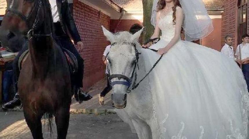 Gelin Ve Damat At Sırtında D&uuml;ğ&uuml;ne Gitti