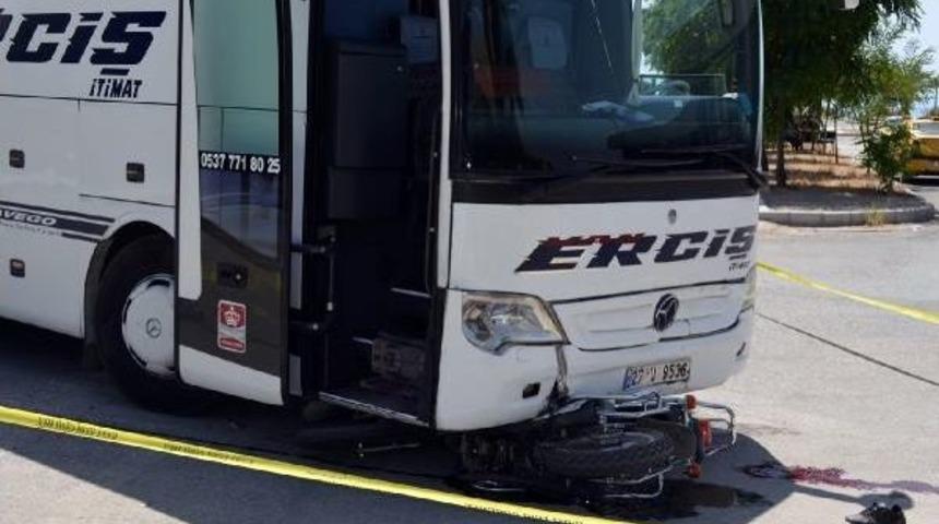 Otob&uuml;s&uuml;n Altında Kalan Motosikletli Gen&ccedil; Ağır Yaralandı