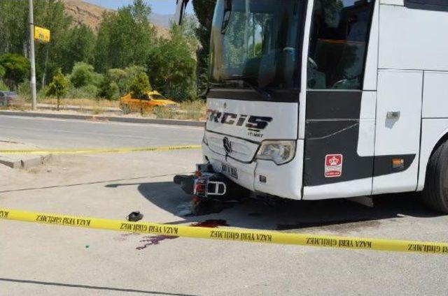 Otobüsün Altında Kalan Motosikletli Genç Ağır Yaralandı