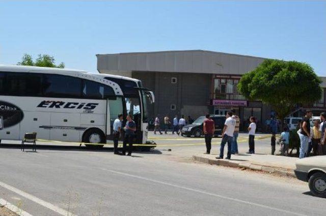 Otobüsün Altında Kalan Motosikletli Genç Ağır Yaralandı