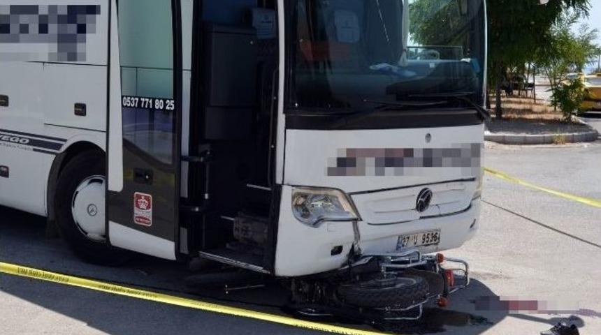 Otob&uuml;s&uuml;n Altında Kalan Motosikletli Gen&ccedil; Ağır Yaralandı