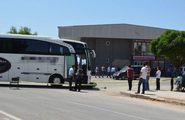 Otobüsün Altında Kalan Motosikletli Genç Ağır Yaralandı