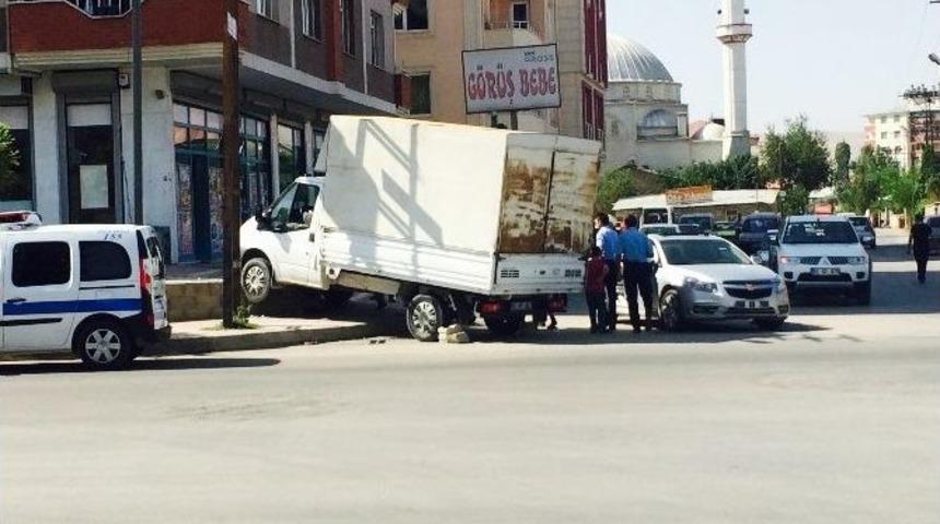Van&rsquo;da Trafik Kazası; 3 Yaralı