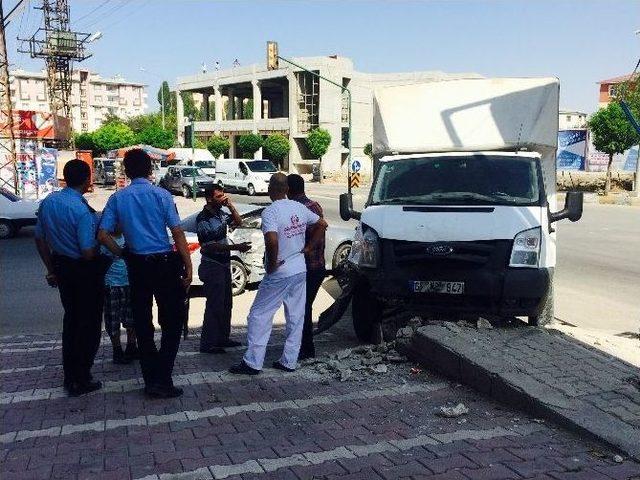 Van’da Trafik Kazası; 3 Yaralı