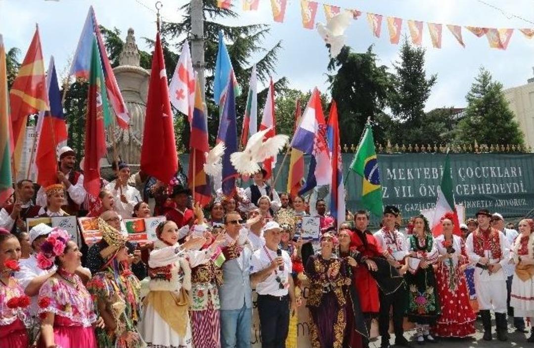 İstiklal Caddesi&rsquo;nde Rio Karnavalı Gibi Festival