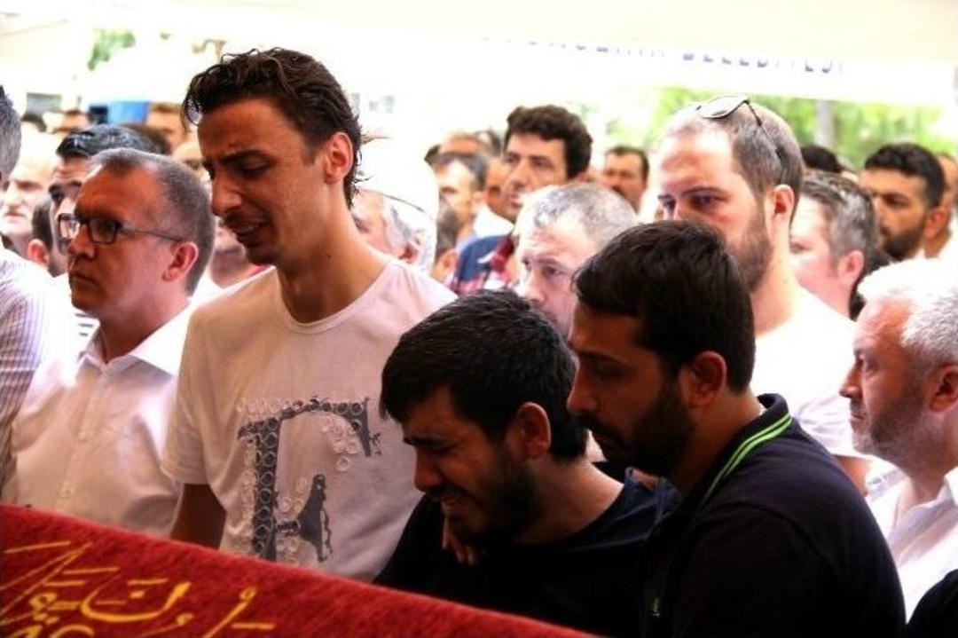 Makedonya&rsquo;da &Ouml;ld&uuml;r&uuml;len Anne Oğul, Son Yolculuğuna G&ouml;z Yaşlarıyla Uğurlandı