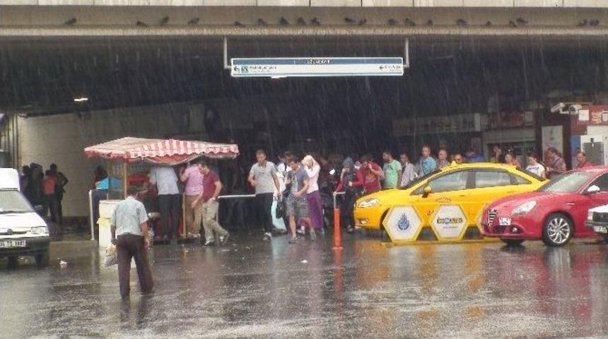 Kadık&ouml;y&rsquo;de Yağmur Yağarken &Uuml;sk&uuml;dar&rsquo;da Deniz Keyfi