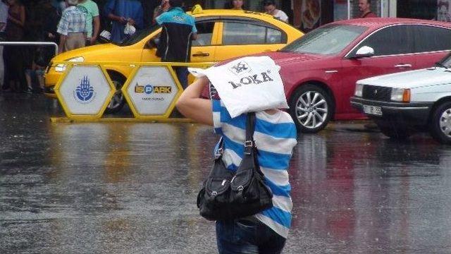 Kadık&ouml;y&rsquo;de Yağmur Yağarken &Uuml;sk&uuml;dar&rsquo;da Deniz Keyfi 1