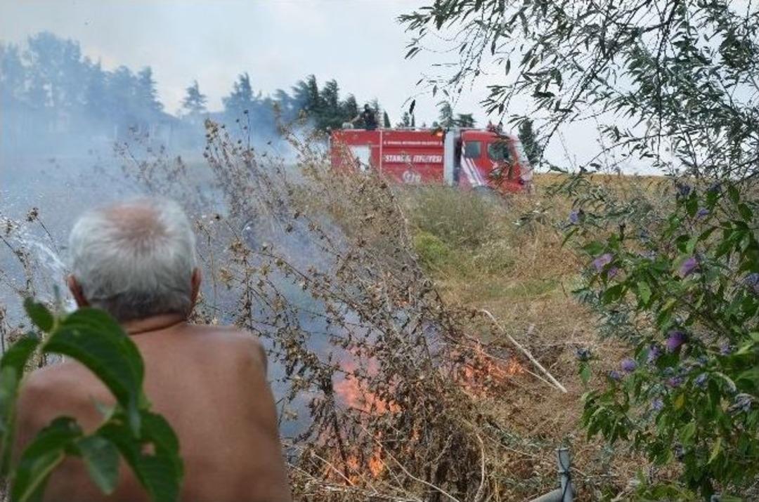 (&ouml;zel Haber) Evini Korumak İ&ccedil;in Alevlere Hortumla M&uuml;dahale Etti