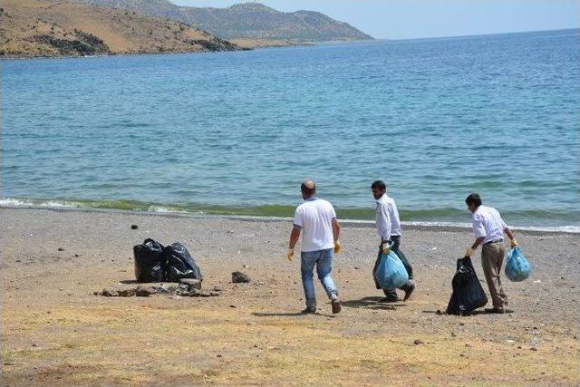 Tatvan’da Çevre Temizliği Yapılıyor