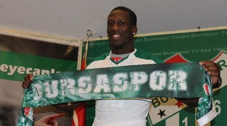 Bursaspor Luıs Advıncula&rsquo;ya İmzayı Attırdı