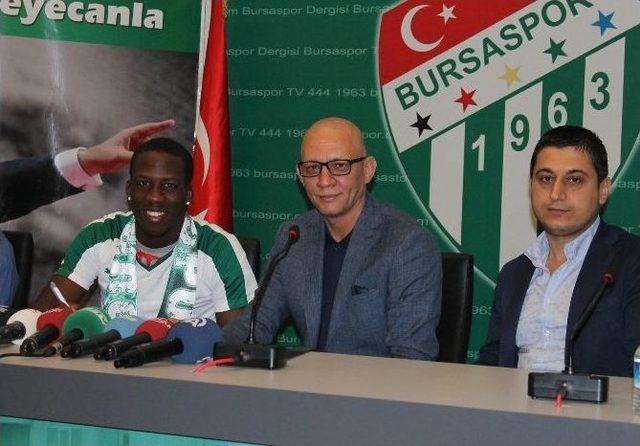 Bursaspor Luıs Advıncula&rsquo;ya İmzayı Attırdı 1