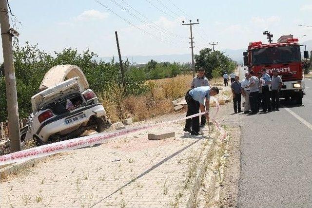 Otomobil Direğe Çarptı: 3 Yaralı