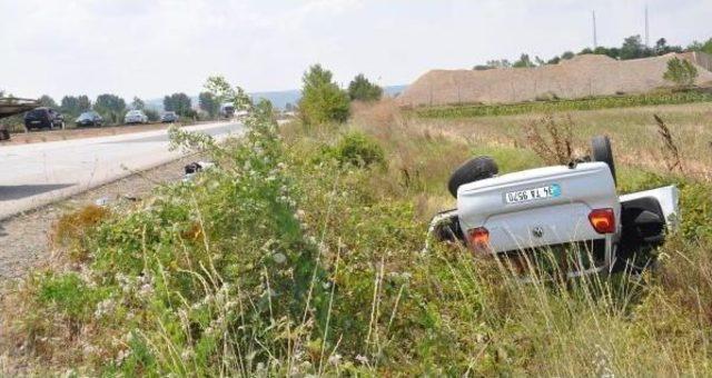 Otomobil Karşı Şeride Geçip Ters Döndü: 5 Yaralı