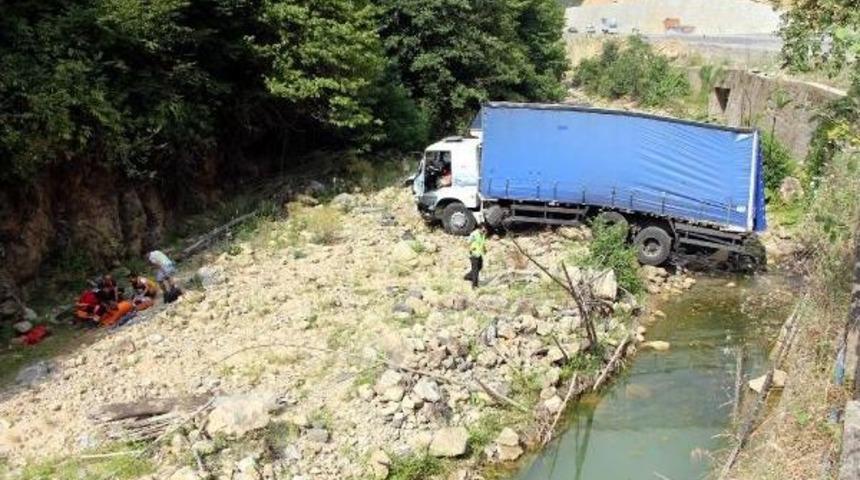 Otomobil Ve Kamyon Çarpıştı: 7 Yaralı