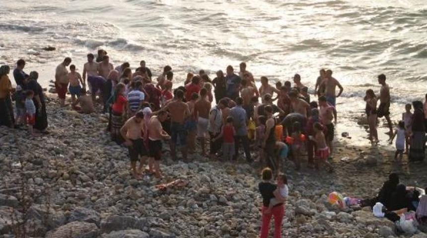 Torununu Dalgaların Arasından Son Anda Kurtardı