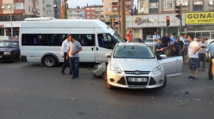Freni Boşalan Minib&uuml;s, Kırmızı Işıkta Bekleyen Ara&ccedil;lara &Ccedil;arptı