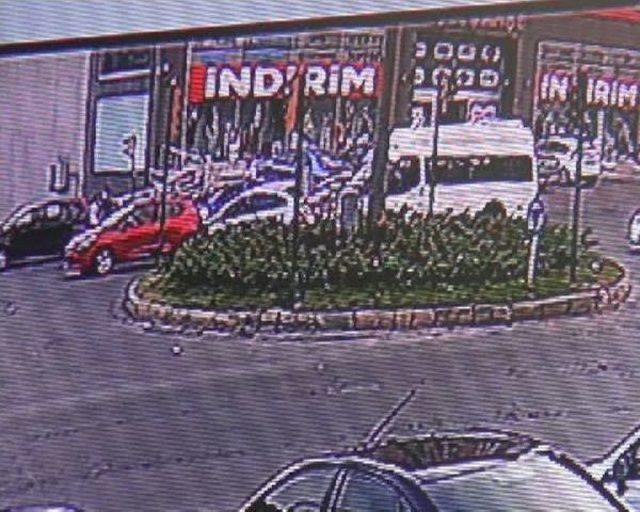 Freni Boşalan Minibüs, Kırmızı Işıkta Bekleyen Araçlara Çarptı
