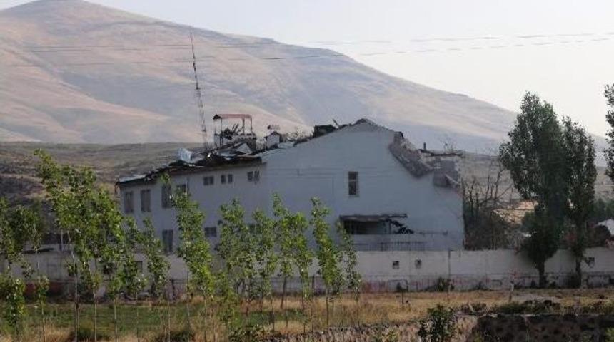 Pkk, 2 Ton Bomba Y&uuml;kl&uuml; Trakt&ouml;rle Karakola Intihar Saldırısı D&uuml;zenledi: 2 Şehit, 24 Yaralı
