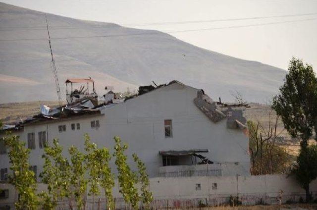 Pkk, 2 Ton Bomba Yüklü Traktörle Karakola Intihar Saldırısı Düzenledi: 2 Şehit, 24 Yaralı