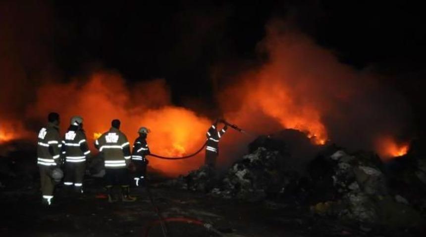 Hurda Kağıtların Bulunduğu Arsada Yangın &Ccedil;ıktı