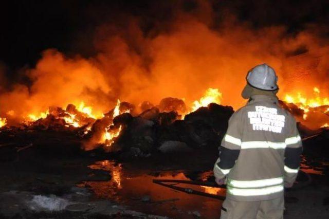Hurda Kağıtların Bulunduğu Arsada Yangın Çıktı