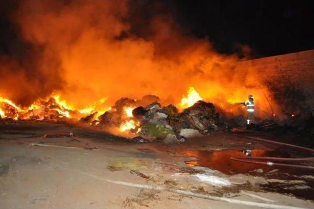 Hurda Kağıtların Bulunduğu Arsada Yangın Çıktı
