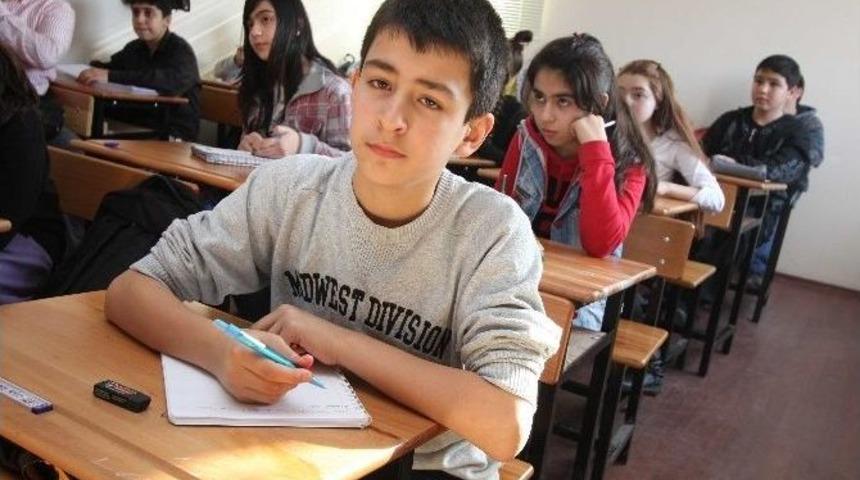 Bayraklı Belediyesi&rsquo;nden Başarılı &Ouml;ğrencilere Burs