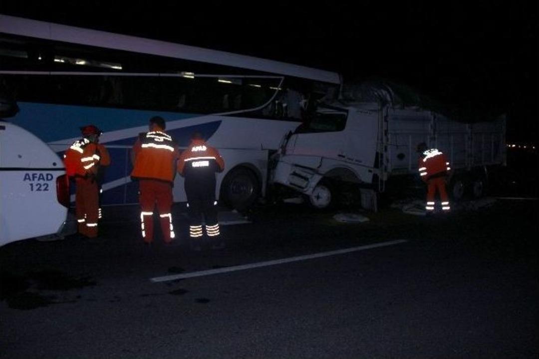 Yolcu Otob&uuml;s&uuml; İle Kamyon &Ccedil;arpıştı: 16 Yaralı