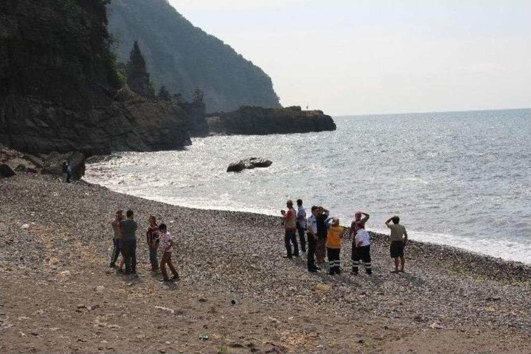 Kayalıklarda Mahsur Kalan Aile Kurtarılmayı Bekliyor