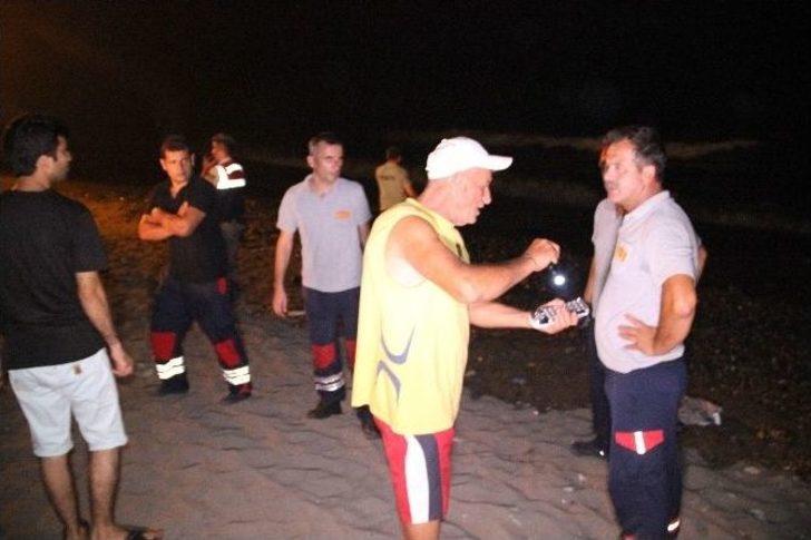 Kayalıklarda Mahsur Kalan Aile Kurtarılmayı Bekliyor G2