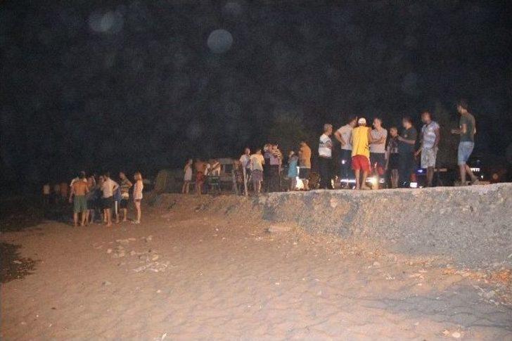 Kayalıklarda Mahsur Kalan Aile Kurtarılmayı Bekliyor G4