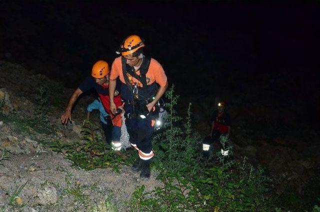 Sandalla Denize Açıldılar, Dalgaların Şiddeti Artınca Mağaraya Sığındılar 1