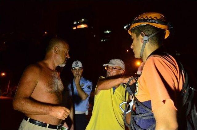 Sandalla Denize Açıldılar, Dalgaların Şiddeti Artınca Mağaraya Sığındılar 2