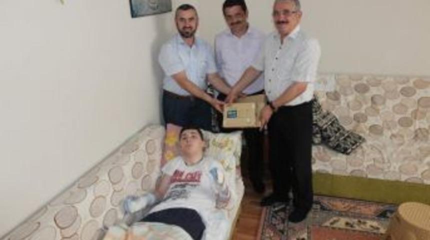 Engelli &Ouml;ğrenciye Tablet Hediye Edildi