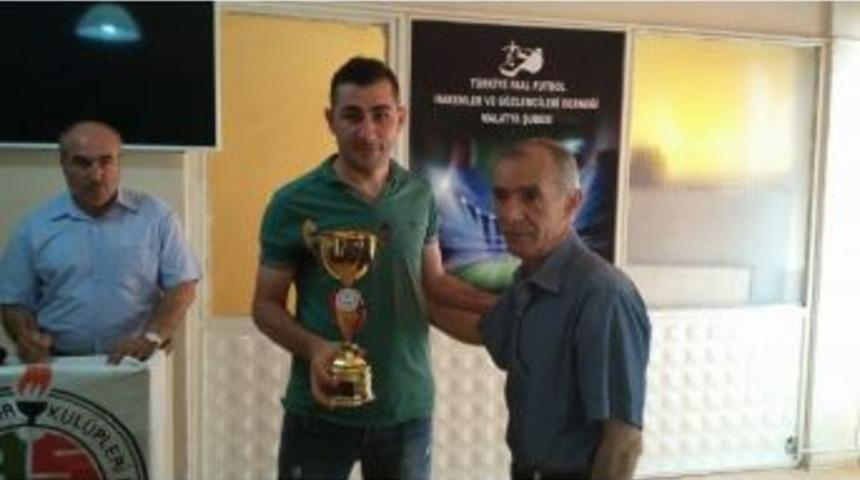 Amat&ouml;r&uuml;n Şampiyonları Kupalarını Aldı