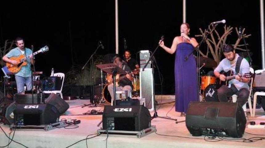 B&uuml;lent Orta&ccedil;gil Ve Birsen Tezer, Didim'de Aynı Sahneyi Paylaştı