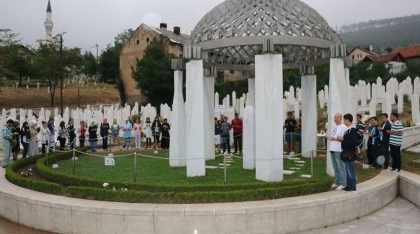 T&uuml;rk &Ouml;ğrenciler Aliya İzzetbegovi&ccedil;&rsquo;in Kabrini Ziyaret Etti