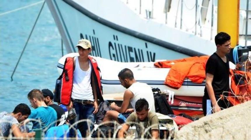 Suriyeli 50 Kaçak, Botları Batmak Üzereyken Kurtarıldı