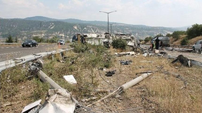 Başbakanlığa Ait Otob&uuml;s Devrildi: 3 Yaralı