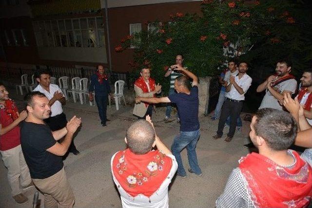 Ata&ccedil;, Kınalı Kuzuları Askere Uğurladı 1