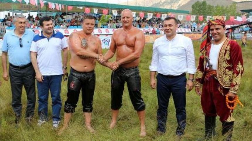 Alanya'da Iki Turist Kıspet Giydi, Yağlanıp G&uuml;reş Tuttu