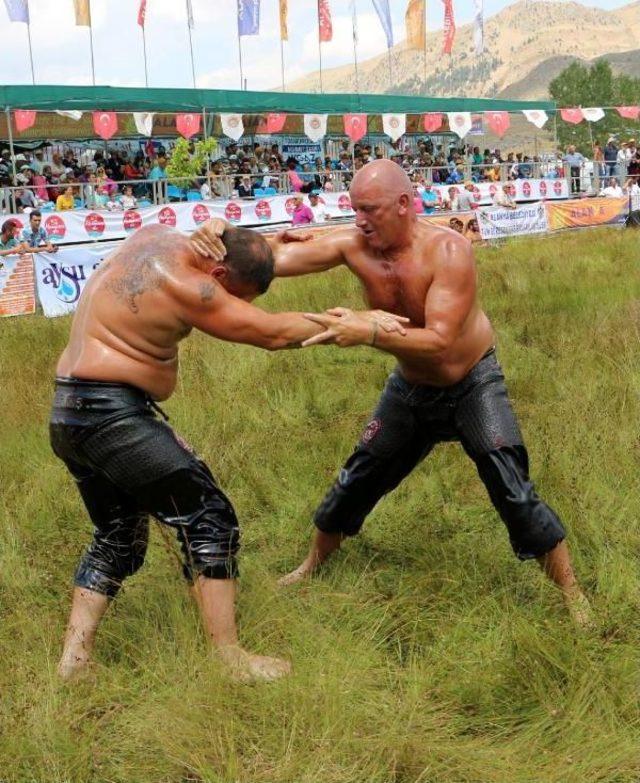 Alanya da Iki Turist Kıspet Giydi, Yağlanıp G&uuml;reş Tuttu 1