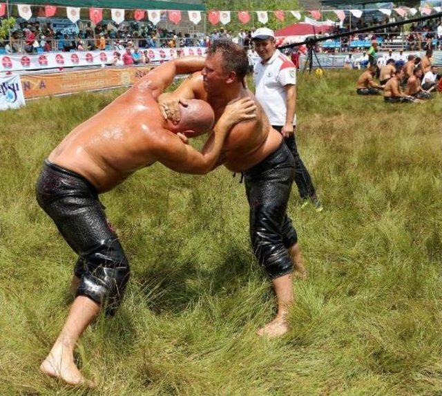 Alanya da Iki Turist Kıspet Giydi, Yağlanıp G&uuml;reş Tuttu 2