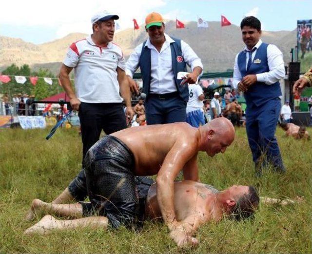 Alanya da Iki Turist Kıspet Giydi, Yağlanıp G&uuml;reş Tuttu 3