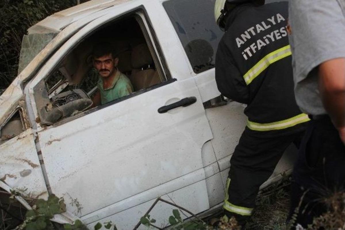 Kemer İl&ccedil;esinde Minib&uuml;s Takla Attı: 1 Yaralı