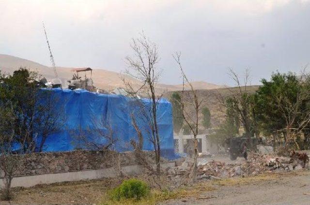 Pkk, 2 Ton Bomba Yüklü Traktörle Karakola Saldırdı: 2 Şehit, 31 Yaralı (5)