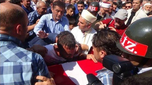 Şehit Oğlunu Sedyede Uğurladı 2