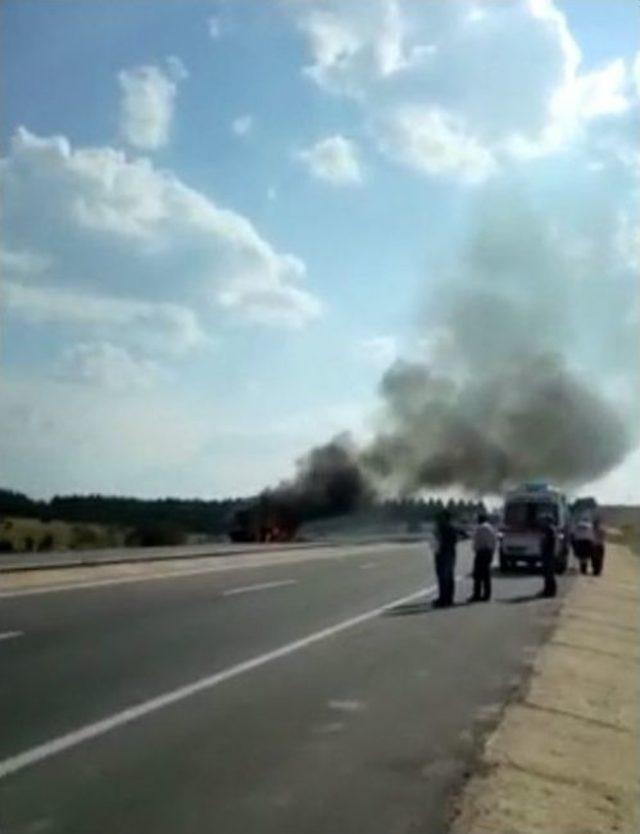 Ev Eşyası Y&uuml;kl&uuml; Kamyon Alev Alev Yandı 1